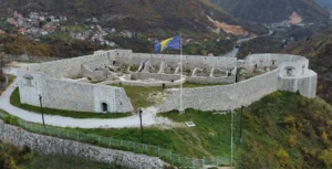Blick von oben auf die Mauern und Türme der Bijela tabija in Sarajevo, bosnische Flagge auf der Festung