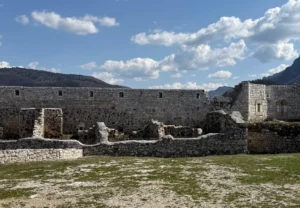 Innenansicht der Bijela tabija in Sarajevo, Steinmauern und Überreste der historischen Festung unter freiem Himmel