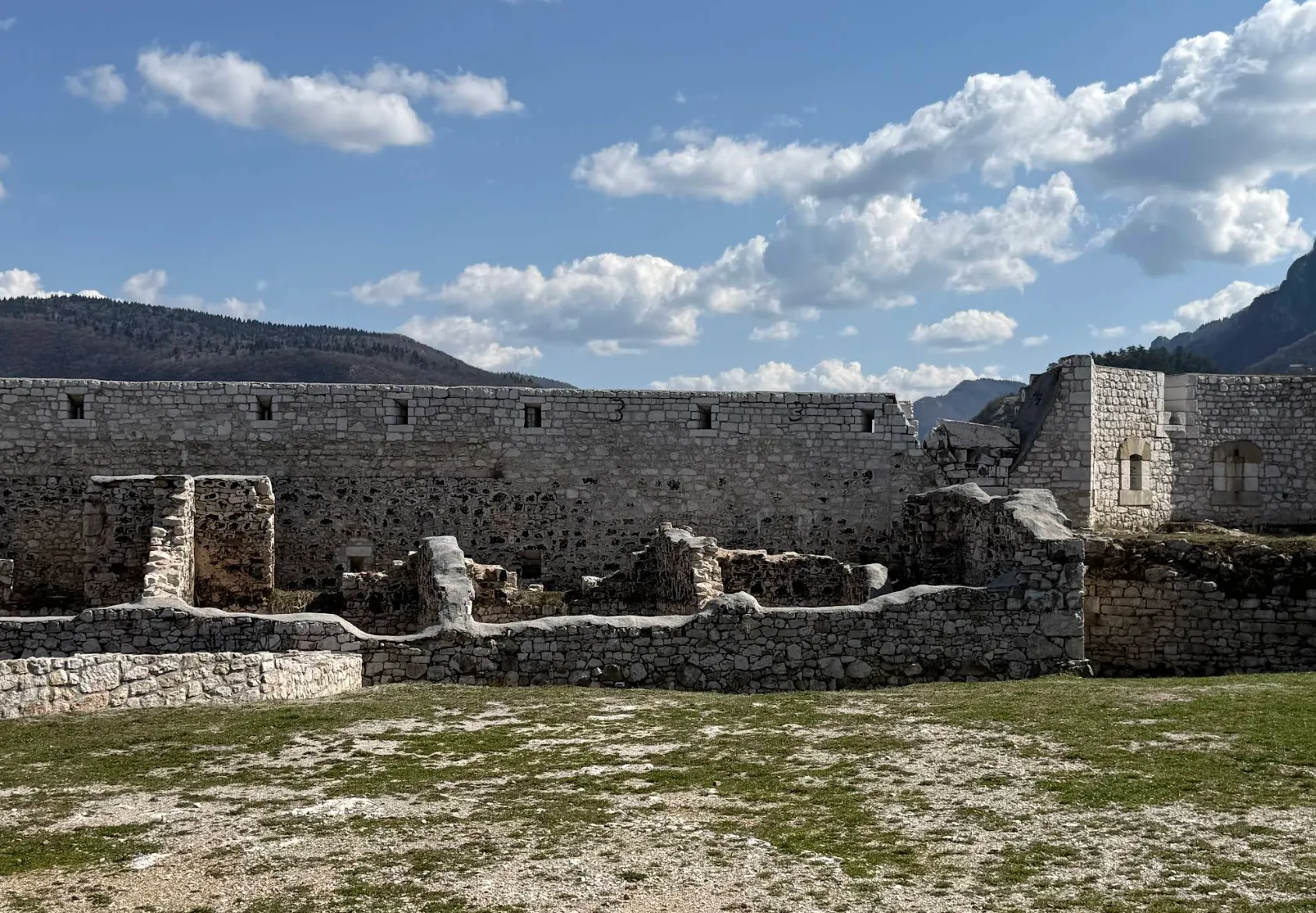 Innenansicht der Bijela tabija in Sarajevo, Steinmauern und Überreste der historischen Festung unter freiem Himmel