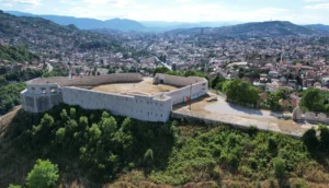 Blick auf Sarajevo von der Bijela tabija, Steinmauern im Vordergrund und die Stadt im Tal
