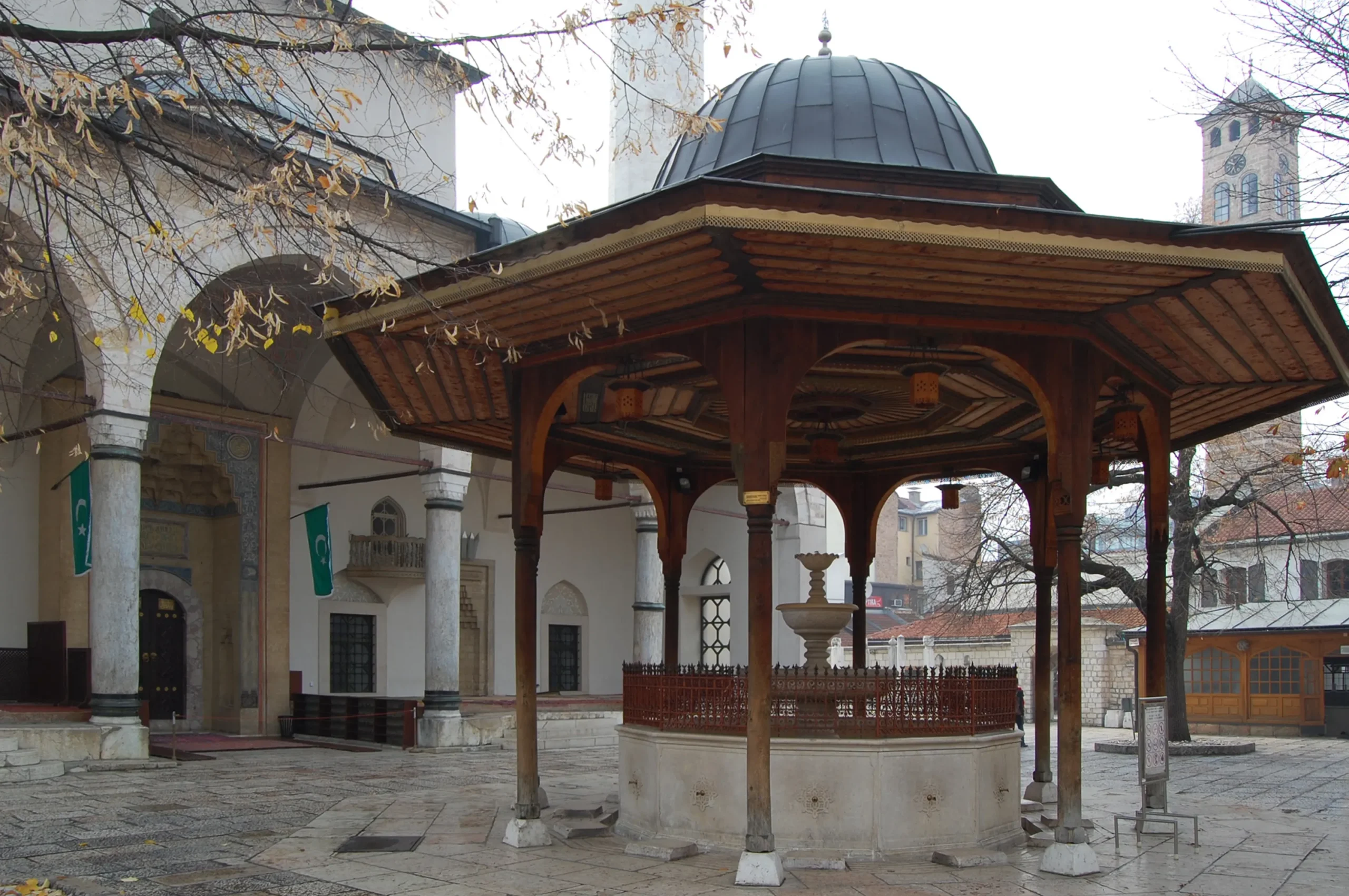 Šadrvan u dvorištu Gazi Husrev-begove džamije u Sarajevu
