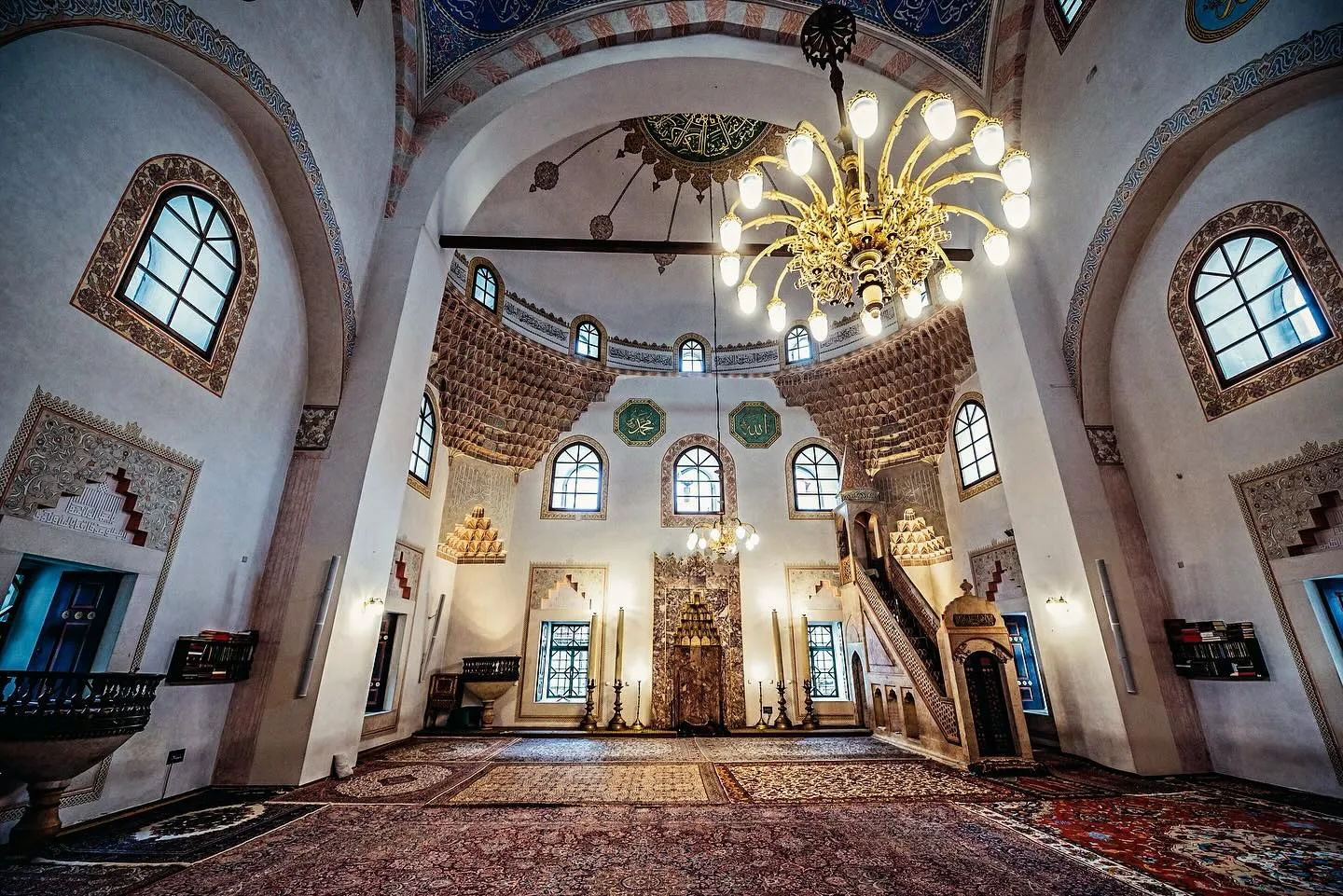 Enterijer Gazi Husrev-begove džamije, ukrašeni mihrab i lusteri