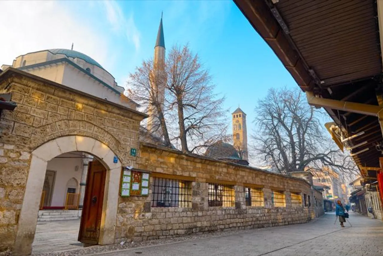 Bočni pogled na Gazi Husrev-begovu džamiju u Sarajevu