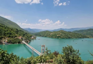 Pogled na viseći most iznad Jablaničkog jezera okruženog planinama