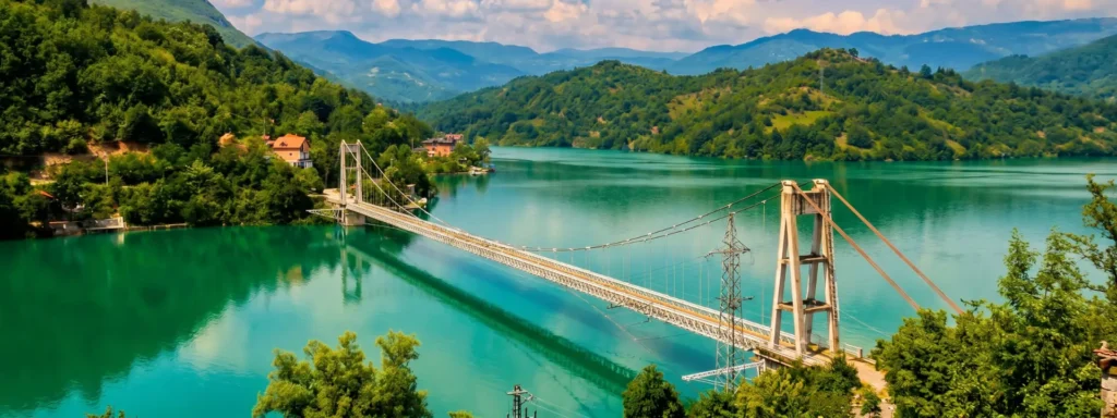 Pogled na Jablaničko jezero okruženo planinama