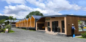 Drveni bungalovi na obali rijeke Une na Japodskim otocima kod Bihaća