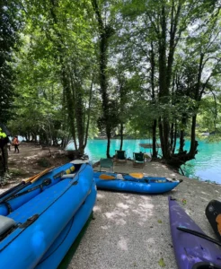 Plavi kajaci na obali tirkizne rijeke Une na Japodskim otocima kod Bihaća