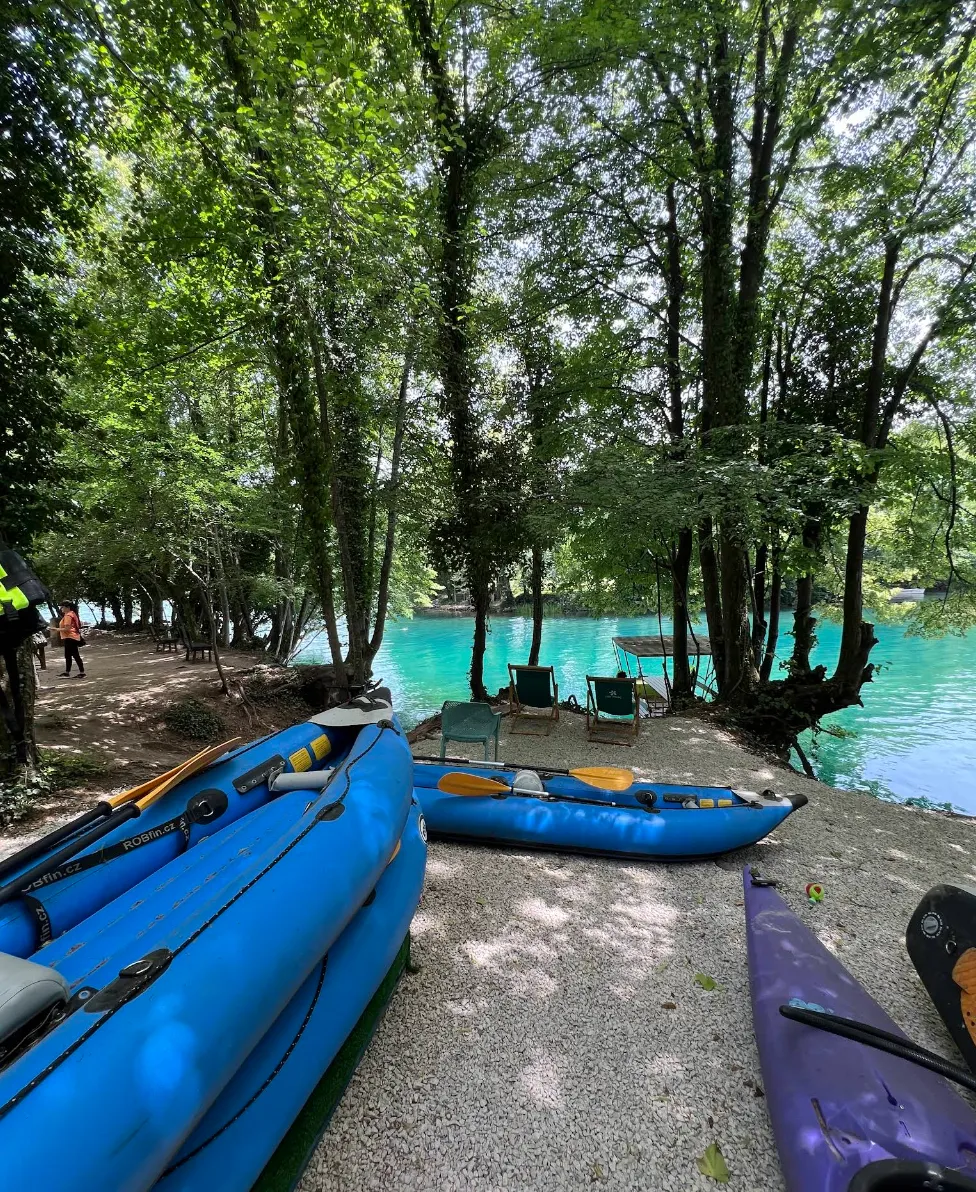 Plavi kajaci na obali tirkizne rijeke Une na Japodskim otocima kod Bihaća