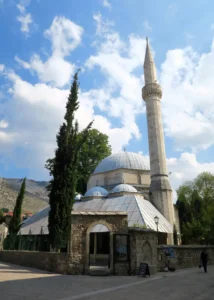 Eksterijer Koski Mehmed-pašine džamije u Mostaru sa minaretom i kupolom pod vedrim nebom