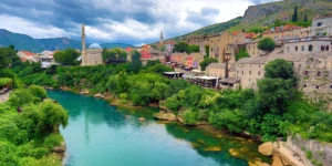 Panoramski pogled na Mostar sa rijekom Neretvom i Koski Mehmed-pašinom džamijom, stari grad u pozadini