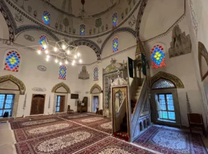 Bogato ukrašeni enterijer Koski Mehmed-pašine džamije u Mostaru, šareni vitražni prozori i lusteri