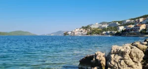 Pogled na Jadransko more i poluotok u Neumu, bistro plavo more i stjenovita obala