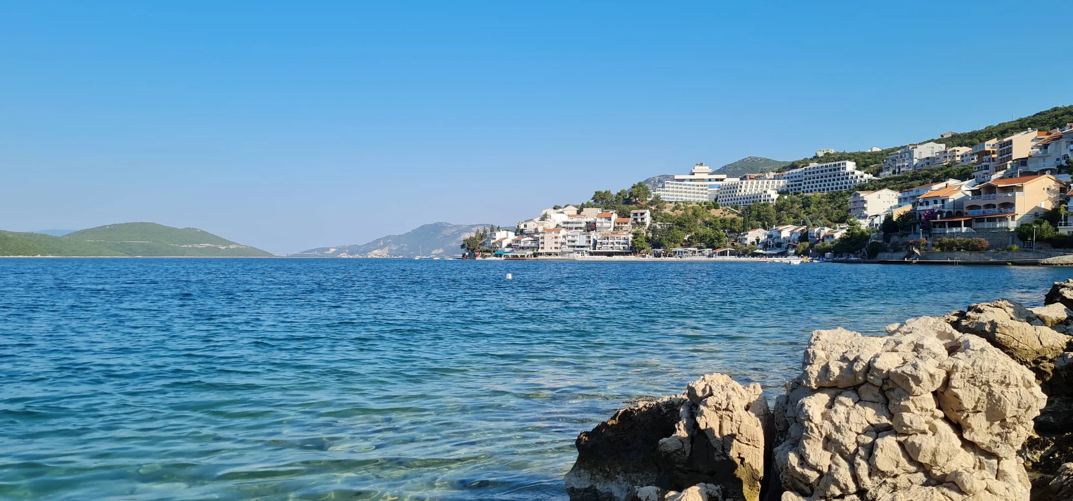 Pogled na Jadransko more i poluotok u Neumu, bistro plavo more i stjenovita obala