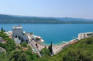Pogled odozgo na Gradsku plažu u Neumu, plaža sa ležaljkama uz Jadransko more okružena zelenilom