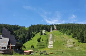 Olimpijske skakaonice na Planini Igman u ljeto, zelene padine i šuma u pozadini