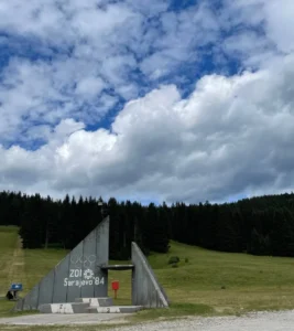Pogled na olimpijsku skakaonicu na Planini Igman, dramatično nebo sa oblacima u pozadini