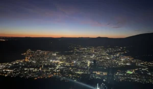 Noćna panorama Mostara sa Staklenog vidikovca Fortica, gradska svjetla u dolini