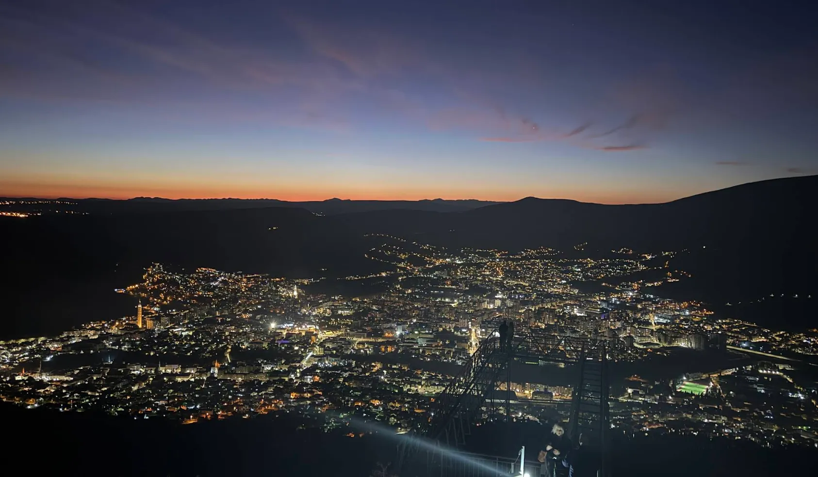 Noćna panorama Mostara sa Staklenog vidikovca Fortica, gradska svjetla u dolini