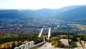  Panoramski pogled na Mostar sa vidikovca Fortica, planine oko grada i staza koja vodi prema platformi