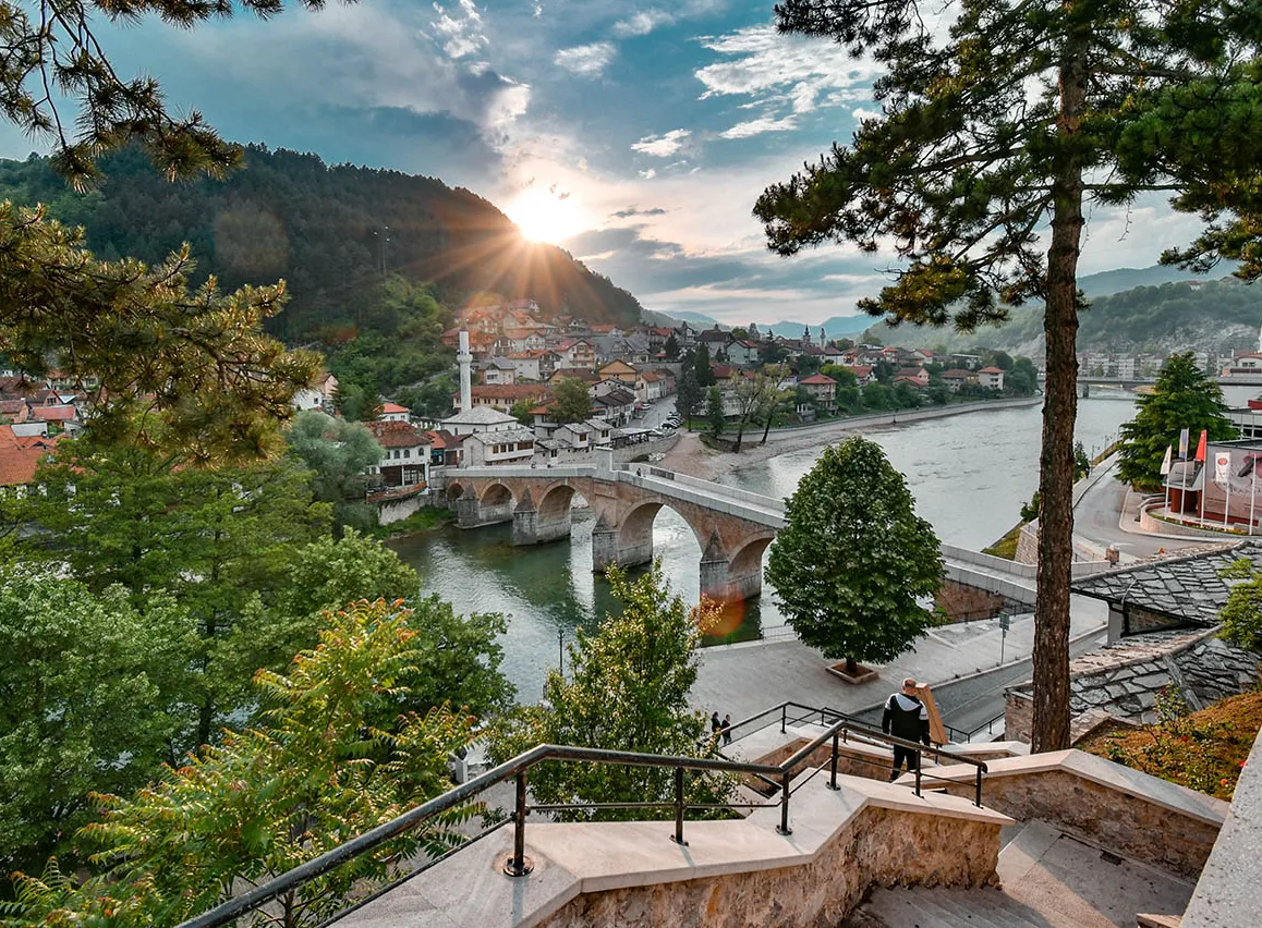 Panorama Konjica sa Starim mostom u zalasku sunca, staro gradsko jezgro uz rijeku Neretvu