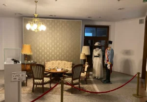 Istorijska postavka sa nameštajem i kostimima u sarajevskoj Vijećnici