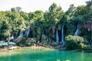 Pogled na prelepe slapove vodopada Kravica i prirodnu plažu