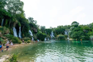 Tirkizno jezero ispod vodopada Kravica okruženo bujnim zelenilom