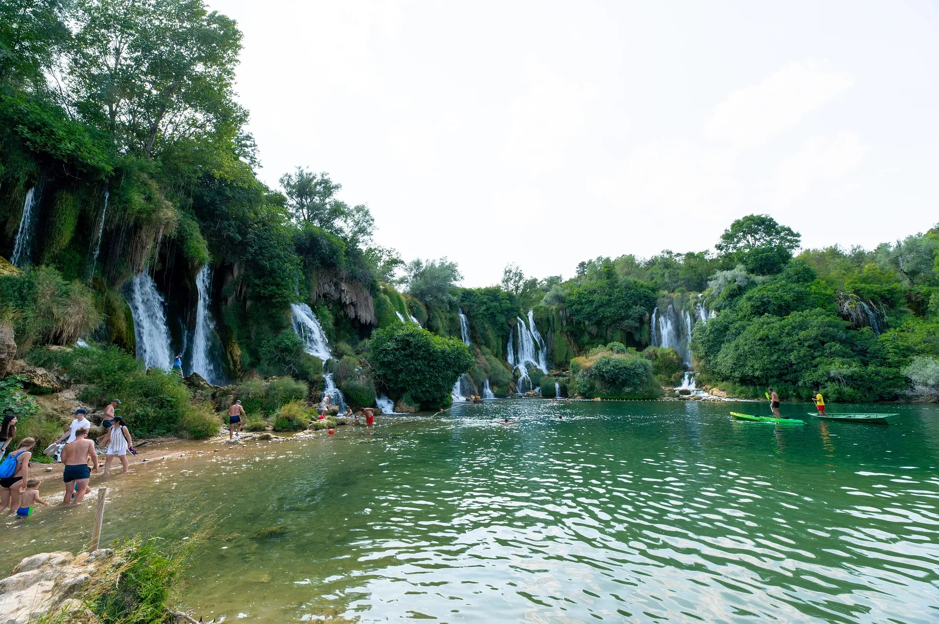 Tirkizno jezero ispod vodopada Kravica okruženo bujnim zelenilom