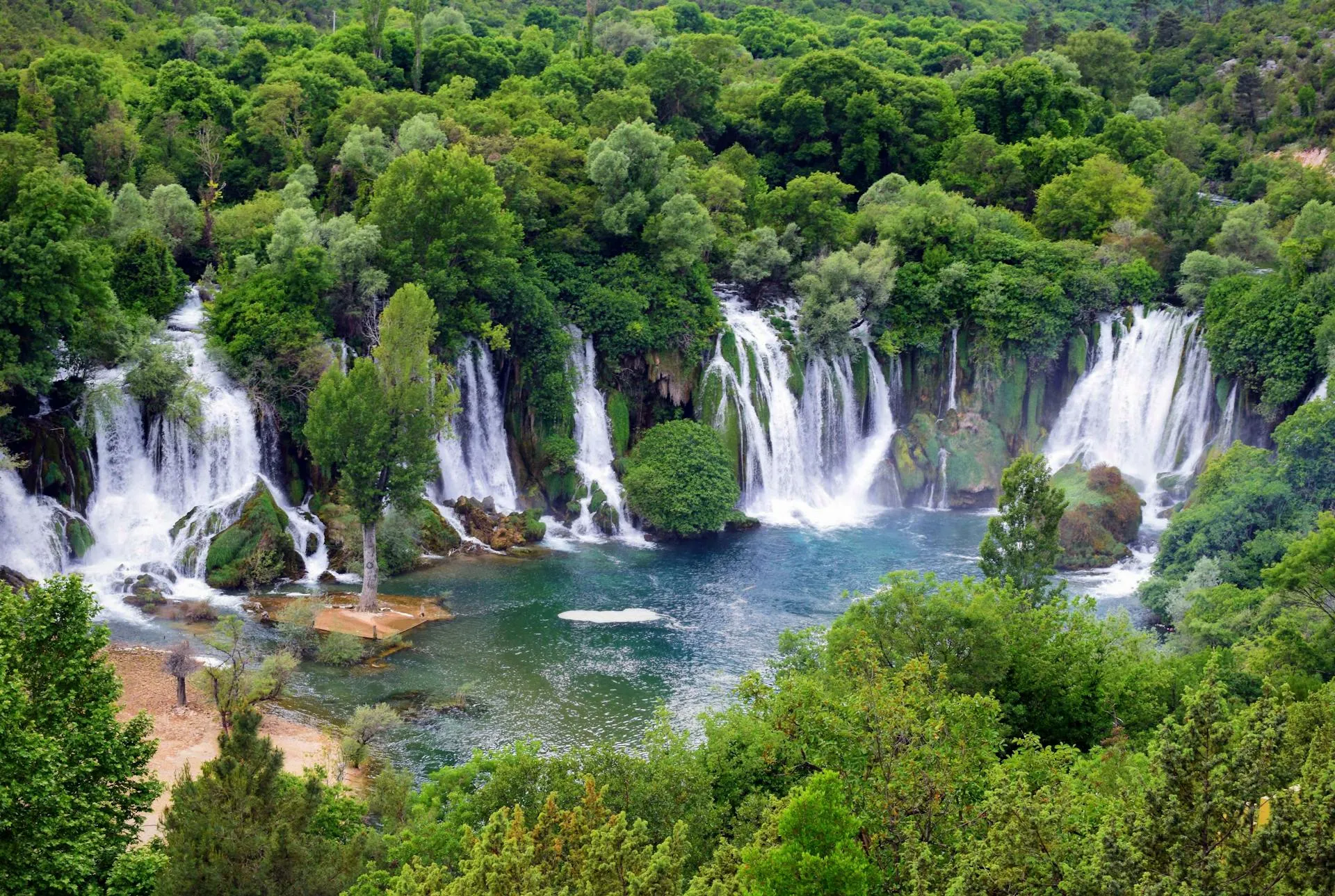 Panoramski pogled iz visine na vodopad Kravica i okolnu šumu