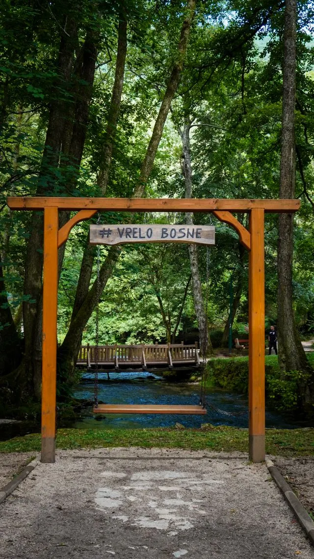 Drvena ulazna kapija na popularnom izletištu Vrelo Bosne