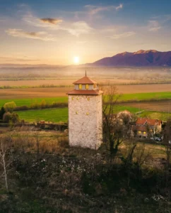 Panoramski pogled na historijsku Gradaščevića kulu okruženu poljima tokom zalaska sunca