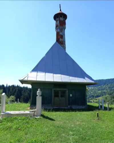 Stara drvena džamija u Tuholju