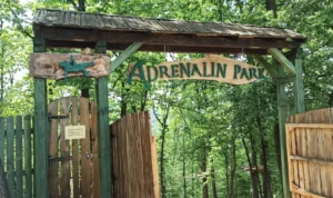 Drveni ulaz u Adrenalin park Doboj okružen gustom šumom