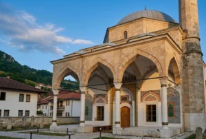 Foča’daki yenilenmiş Aladža Camii’nin mimari detayları ve girişi