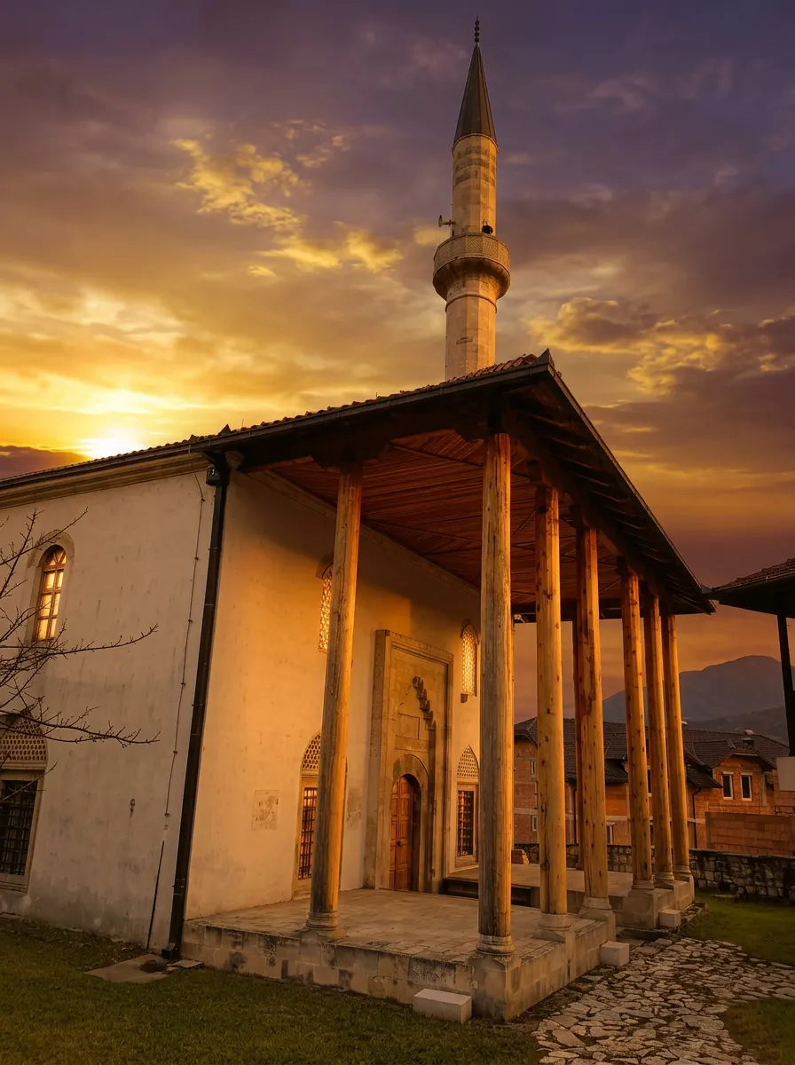 Gün batımında altın saat sırasında Foča’daki Aladža Camii