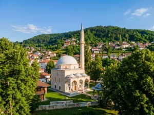 Foča şehrinde Aladža Camii ve çevresinin panoramik görünümü