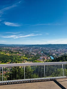Široki pogled sa vidikovca na Banj brdu na čitavu panoramu grada Banjaluke, rijeku Vrbas i okolna brda pod vedrim plavim nebom