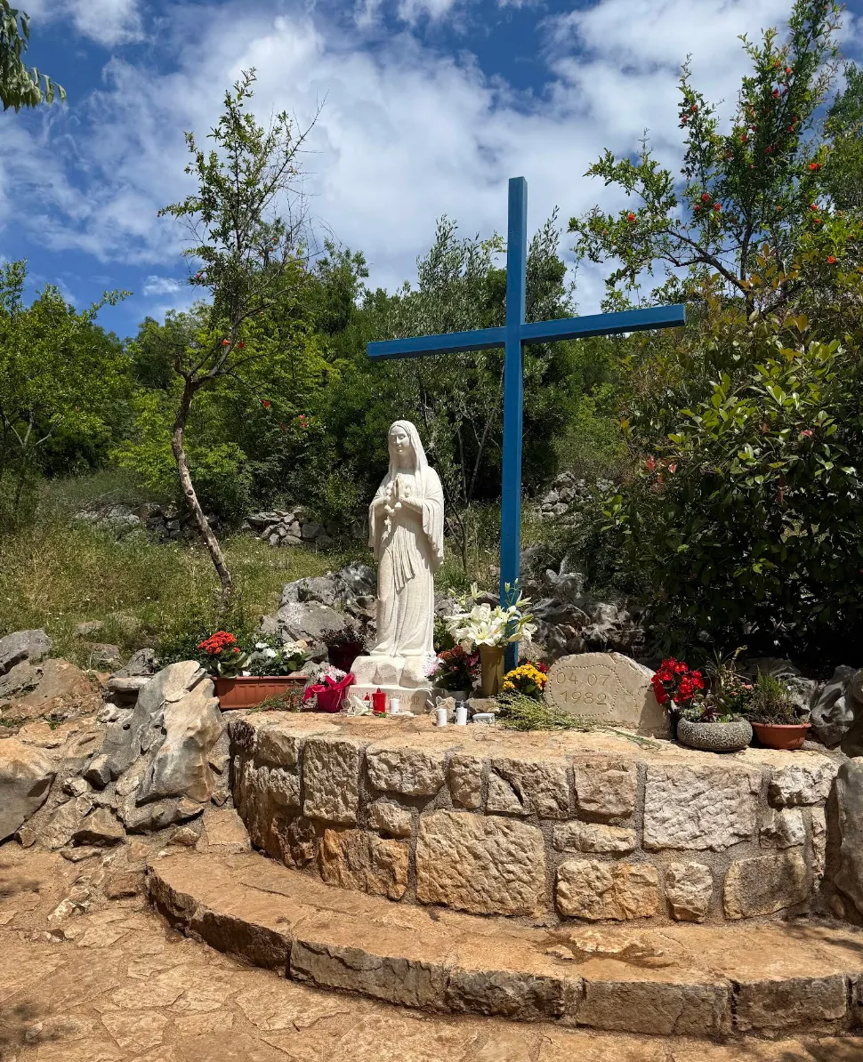 Kip Gospe pored Plavog križa na mjestu okupljanja molitvene skupine u Međugorju