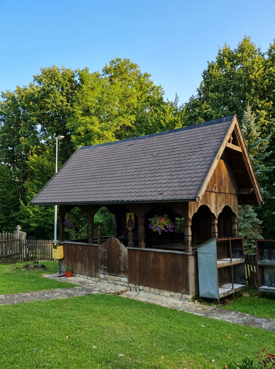 Otvoreni drveni trijem sa ogradom i krovom na dvije vode, smješten u zelenom dvorištu kompleksa crkve brvnare u Palačkovcima