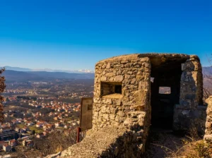 Kameni bunker i ostaci kule sa panoramskim pogledom na grad Široki Brijeg