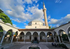 Pogled na otvoreno dvorište i minaret Careve džamije sa šadrvanom u centru