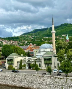 Panoramski pogled na Carevu džamiju sa okolnim zelenilom i gradskom arhitekturom