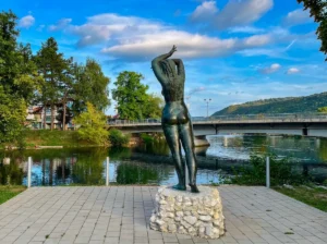 Skulptura Djevojka s Une na obali rijeke Une u Bihaću
