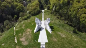 Pogled iz vazduha na monumentalni spomenik u Dolini heroja na Tjentištu