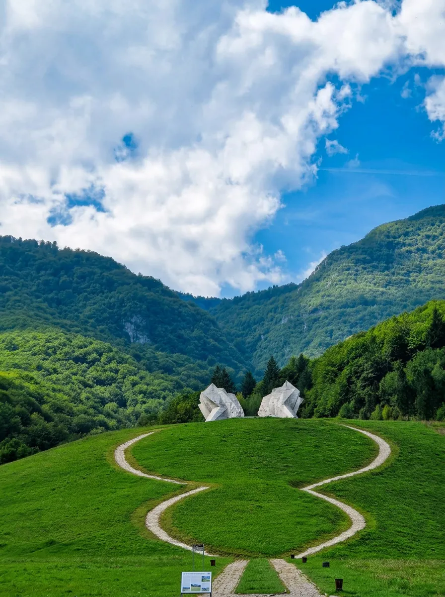 Panoramski prikaz Dolina heroja na Tjentištu sa okolnim brdima i zelenilom