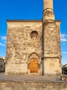 Kameni portal i ulaz u historijsku džamiju Fethiju u Bihaću