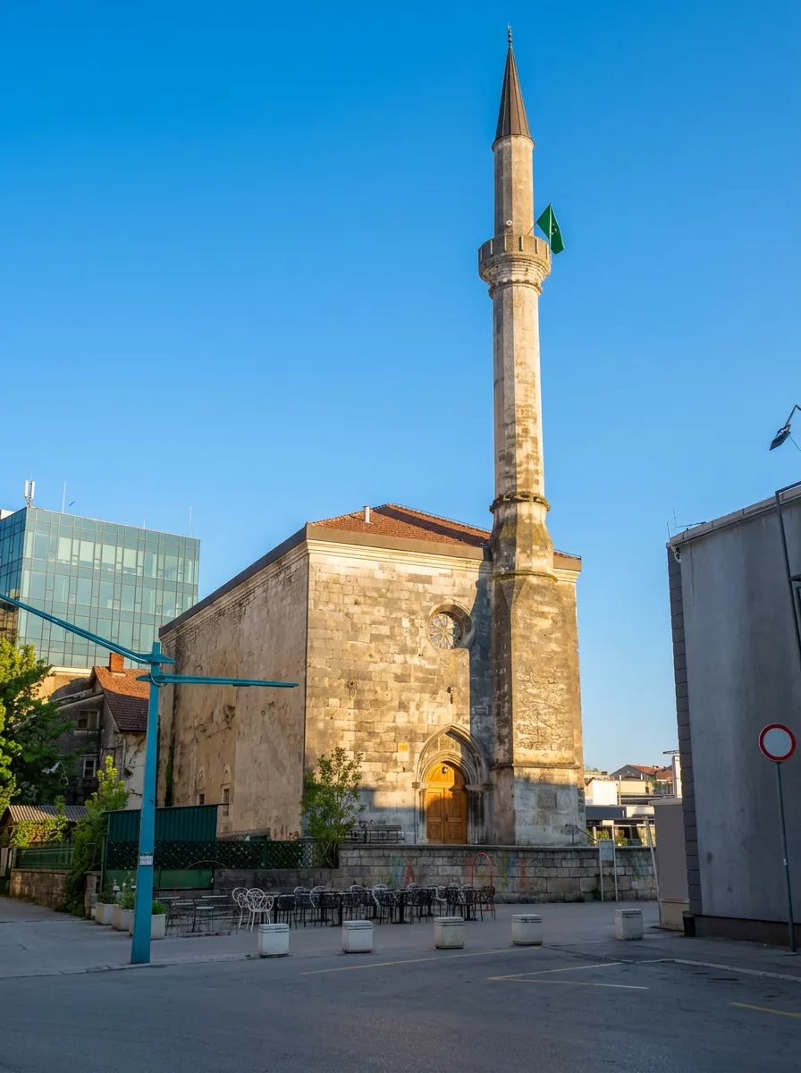 Pogled na džamiju Fethiju sa munarom u centru Bihaća