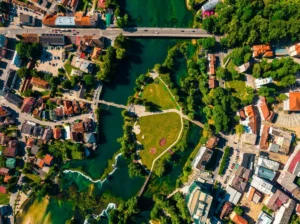 Ptičja perspektiva Gradske otoke u Bihaću, parkovi i zelenilo okruženi rijekom Unom