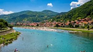 Pogled od daleč na Mestno plažo Zanj na reki Drini v Goraždu