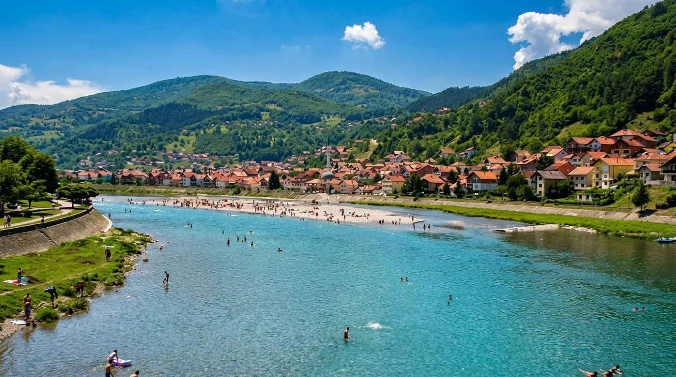 Pogled od daleč na Mestno plažo Zanj na reki Drini v Goraždu